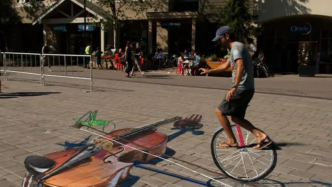 [Bintang] 10 Jalanan dengan Lukisan 3D Ini Bikin Kamu Ingin Putar Balik