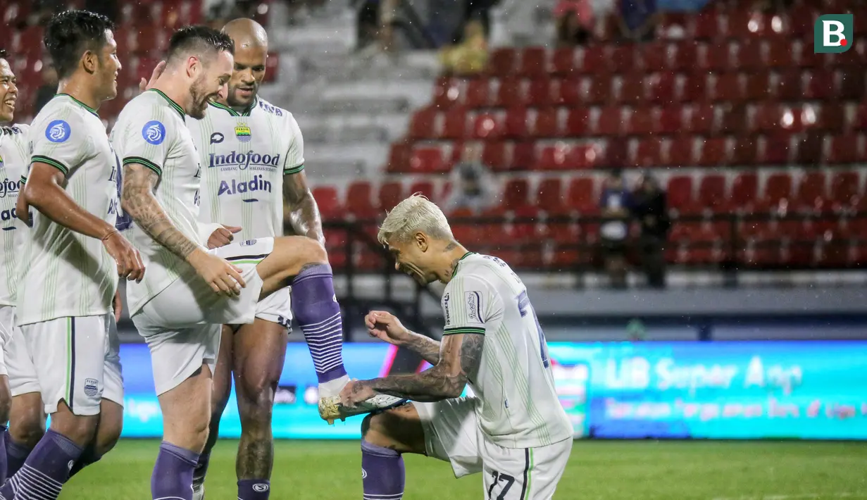 Selebrasi pemain Persib Bandung, Ciro Alves (kanan) setelah menjebol gawang Arema FC dalam pertandingan pekan kedua BRI Liga 1 2023/2024 yang berlangsung di Stadion Kapten I Wayan Dipta, Bali, Jumat (7/7/2023). (Bola.com/Alit Binawan)