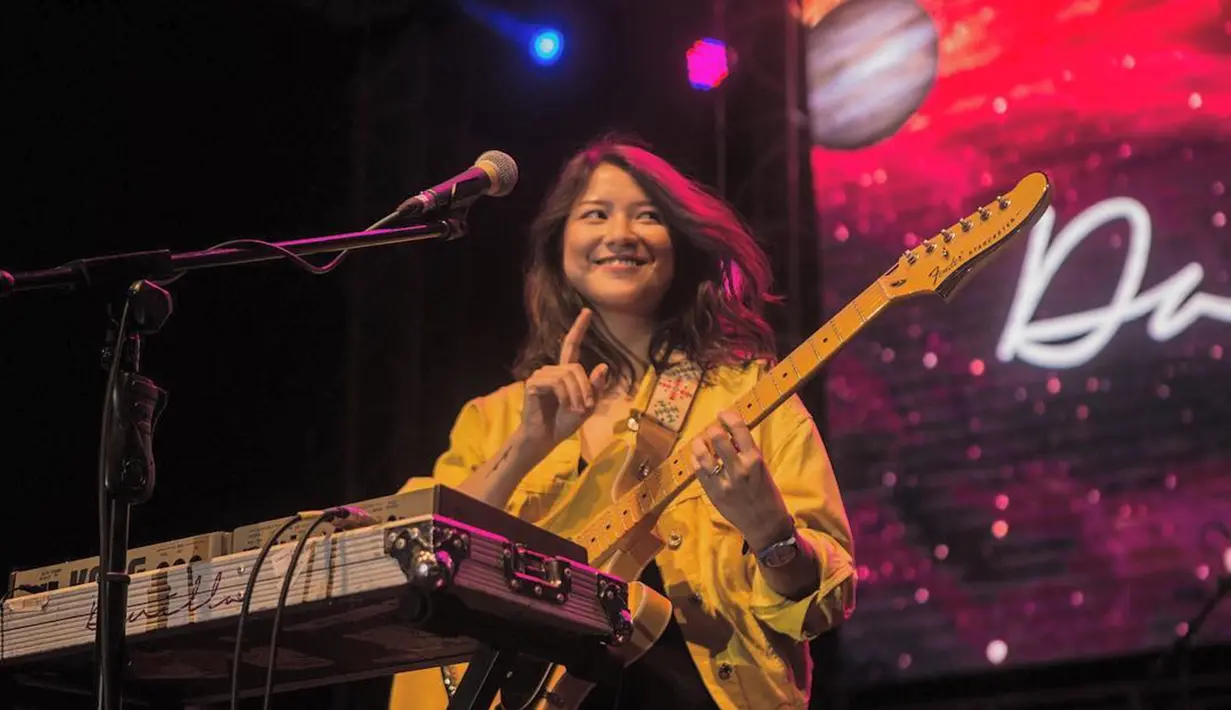 Wanita kelahiran 1990 ini sudah tampil di berbagai kota di Indonesia. Masih menggunakan baju berwarna hitam, dengan jaket denim berwarna kuning, senyumnya yang khas tak pernah pudar. Gitar dan keyboard selalu menemaninya saat di panggung. (Liputan6.com/IG/@danillariyadi)