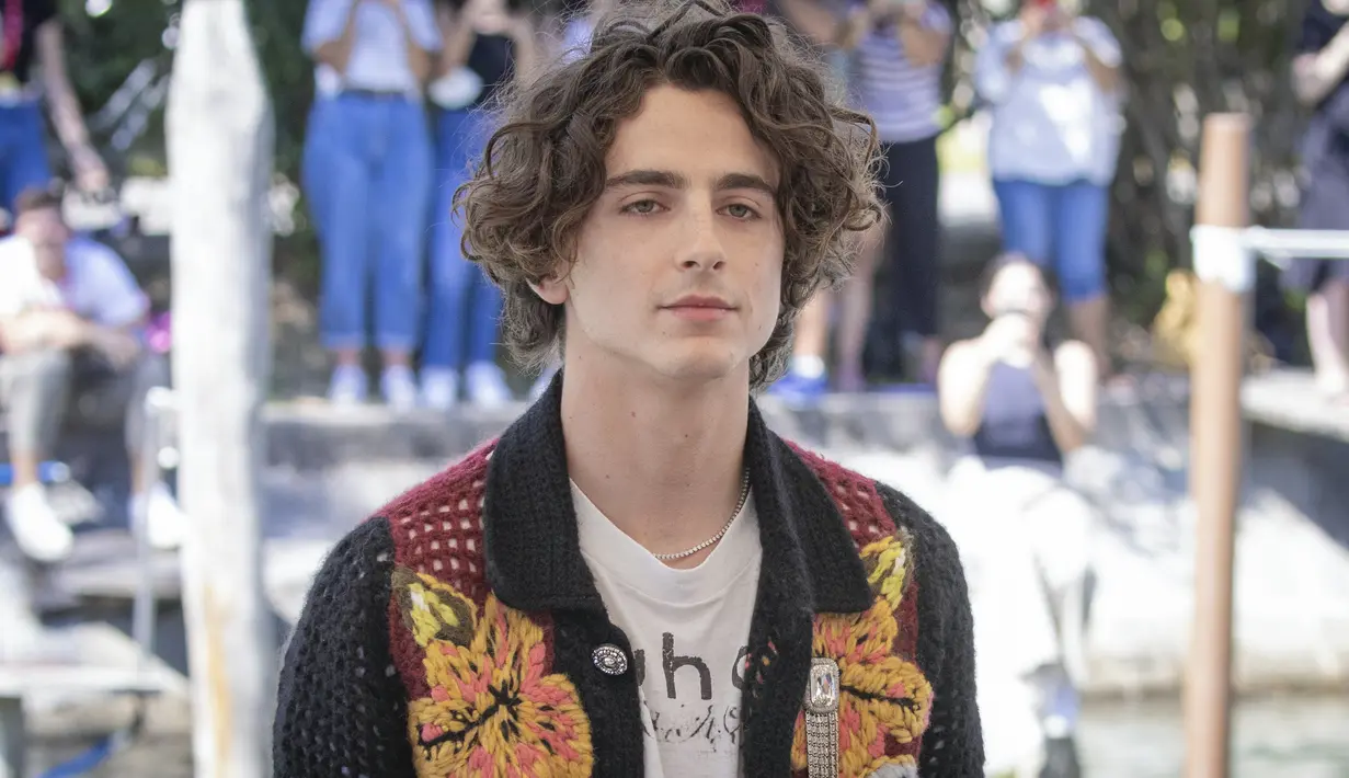 Aktor Prancis-AS, Timothee Chalamet saat tiba pada Venice Film Festival 2022 ke-79 di dermaga Hotel Excelsior di Lido, Venesia, Italia (2/9/2022). Bones & All didasarkan pada novel Camille DeAngelis dengan nama yang sama, yang pertama kali diterbitkan pada tahun 2015. (Photo by Vianney Le Caer/Invision/AP)
