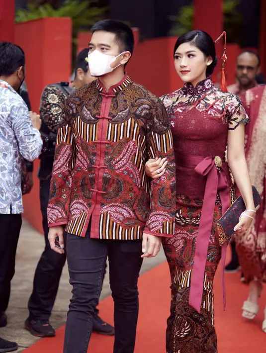 Erina dan Kaesang tampil dengan kebaya berkerah Shanghai. Keduanya mengenakan batik yang sama dengan warna maroon yang elegan. [Foto: Instagram/ Erina Gudono]