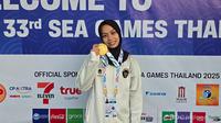 Atlet angkat besi Indonesia, Luluk Diana Tri Wijayana, meraih medali emas di kelas women’s 48 kg SEA Games 2025 di Chonburi Sport School, Chon Buri, Thailand, Sabtu (13/12/2025) (NOC Indonesia)