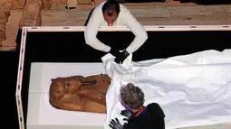 Sebelumnya, pameran seperti ini pernah dilakukan di San Francisco dan Sydney. Namun, pameran tersebut tak menyertakan sarkofagus Firaun seperti di Paris. (AP Photo/Christophe Ena)