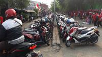 Parkir liar di Stadion Patriot saat Timnas Indonesia U-23 bertanding. (KLY Sports/Fitri Apriani)