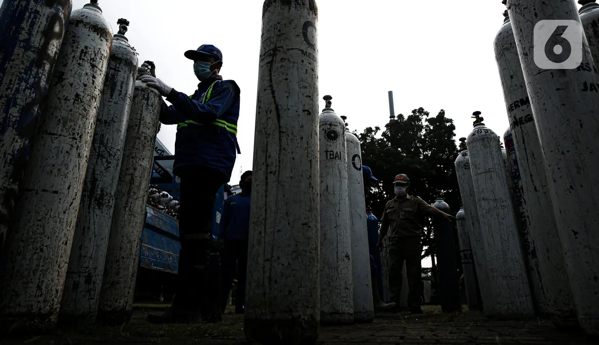 Semumlah petugas menata tabung oksigen yang akan didistribusikan di Posko Rescue Oxygen, Monas, Jakarta, Senin (5/7/2021). Posko Rescue Oxygen didirikan untuk membantu penyediaan tabung oksigen bagi rumah sakit pemerintah dan swasta khusus COVID-19. (Liputan6.com/Faizal Fanani)