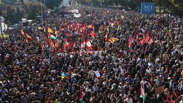 Para demonstran berkumpul dalam aksi pro-Palestina di Bologna, Italia, Jumat (3/10/2025).
