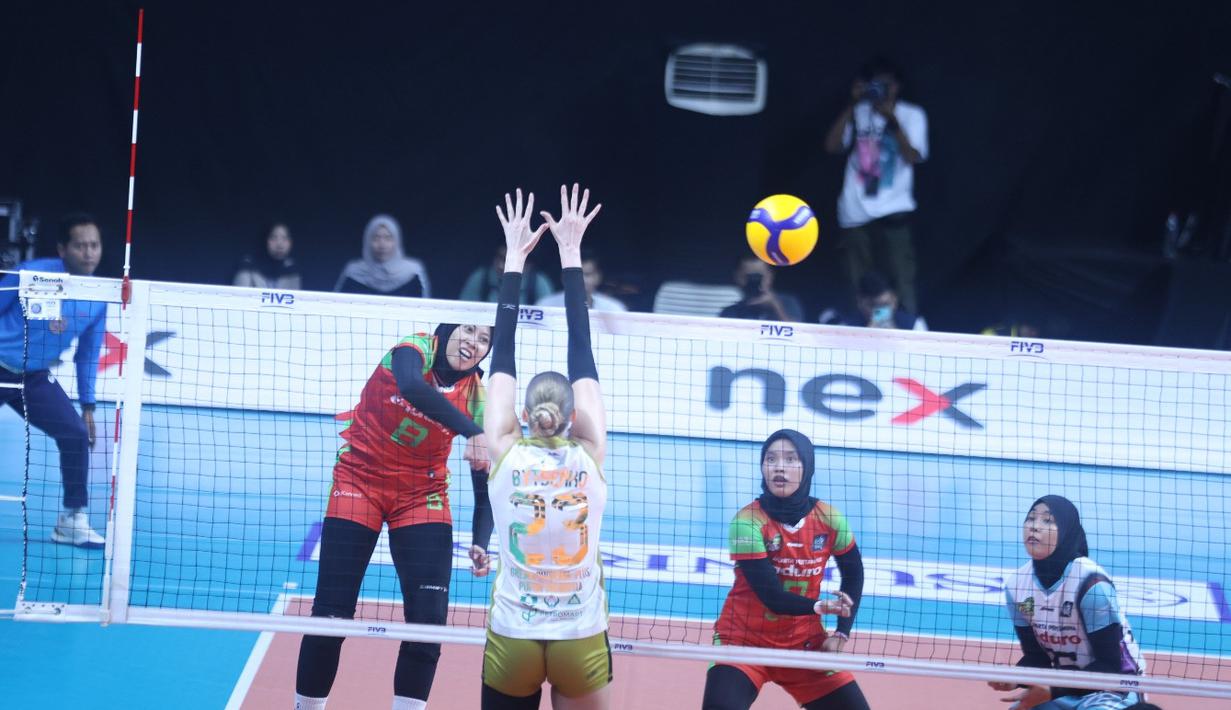 Pemain andalan Jakarta Pertamina Enduro, Megawati Hangestri Pertiwi melakukan spike pada pertandingan melawan Gresik Phonska Plus Pupuk Indonesia di GOR Sritex Arena Solo, Kamis (9/4/2026). (Dok. PBVSI)