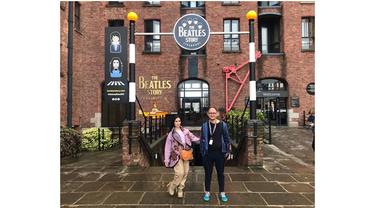 Keluarga Iis Dahlia juga mengunjungi The Beatles Story dan beberapa tempat fenomenal di Inggris. Ia dan suami juga terlihat romantis bak ABG pacaran.