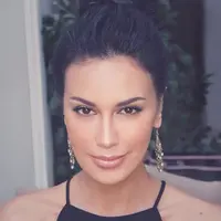 Nggak perlu kelihatan tua dengan gaya dressy ala seleb cantik ini. (Sumber foto: sophia_latjuba88/instagram)