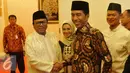 Presiden Joko Widodo bersalaman dengan Wakil Ketua MPR (kedua kiri) Oesman Sapta saat acara buka bersama di rumah Wakil Ketua MPR Oesman Sapta di Jakarta, Jumat (24/6). (Liputan6.com/Johan Tallo)