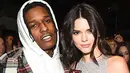 Kendall Jenner dan ASAP Rocky, pasangan yang tak diketahui sampai saat ini status hubungannya. Kembali bertemu di acara Met Gala 2017, keduanya sangat intim. Meskipun tak selalu bersama. (doc. Hollywoodlife)
