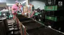 Pekerja saat memasukkan cincau hitam ke dalam kaleng di pabrik SR Purna Jaya, Jakarta, Kamis (9/5). Permintaan cincau hitam saat bulan Ramadan melonjak hingga 3 kali lipat dari bulan biasanya. (merdeka.com/Iqbal S. Nugroho)