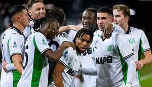 Para pemain Sassuolo merayakan gol yang dicetak oleh Armand Lauriente ke gawang Cagliari di Stadion Unipol Domus, Jumat (31/10/2025) dini hari WIB. (Gianluca Zuddas/LaPresse via AP)