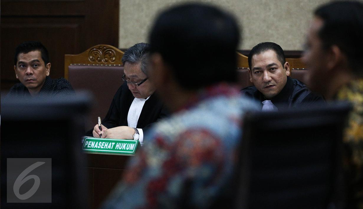 Terdakwa Mohamad (kiri) menyimak keterangan saksi dalam sidang kasus dugaan suap raperda tentang reklamasi di Pengadilan Tipikor, Senin (4/9). Sidang menghadirkan Gubernur DKI, Basuki 'Ahok' Tjahaja Purnama sebagai saksi.  (Liputan6.com/Faizal Fanani)