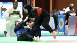 Atlet pencak silat putri Indonesia,&nbsp;Safira Dwi Meilani (kanan) menghadapi wakil Vietnam,&nbsp;Nguyen Huang Hong An pada&nbsp;nomor tanding putri kelas B Pencak Silat SEA Games 2023 di Chroy Changvar International Convention and Exhibition Center, Phnom Penh, Kamboja, Rabu (10/05/2023). (Bola.com/Abdul Aziz)