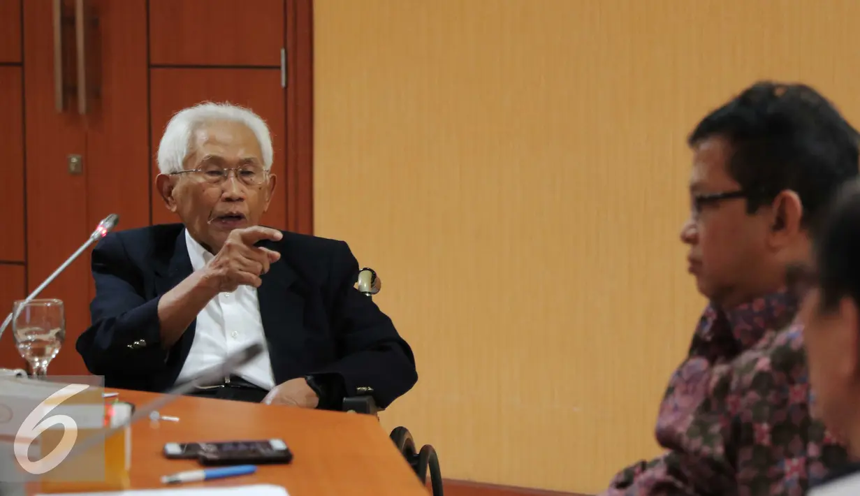 Mantan Menteri Pertambangan dan Energi Prof. Dr. Soebroto, M.A (kiri) saat berdiskusi di Jakarta, kamis (31/3). Diskusi membahas Diskusi strategi Industrialisasi di Indonesia dalam  menghadapi Masyarakat Ekonomi ASEAN (MEA). (Liputan6.com/Angga Yuniar)