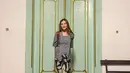 Aaliyah memilih gaya semi-formal dengan kebaya kutubaru dan kain batik sebatas lutut. Penampilannya dilengkapi sneakers untuk beri impresi kasual dan kekinian. [@aaliyah.massaid].