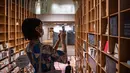 Reporter mengambil gambar dalam Rumah Sastra Internasional Waseda di Universitas Waseda, Tokyo, Jepang, 22 September 2021. Rumah Sastra Internasional Waseda yang juga dikenal sebagai Perpustakaan Haruki Murakami dirancang oleh arsitek Jepang, Kengo Kuma. (Philip FONG/AFP)