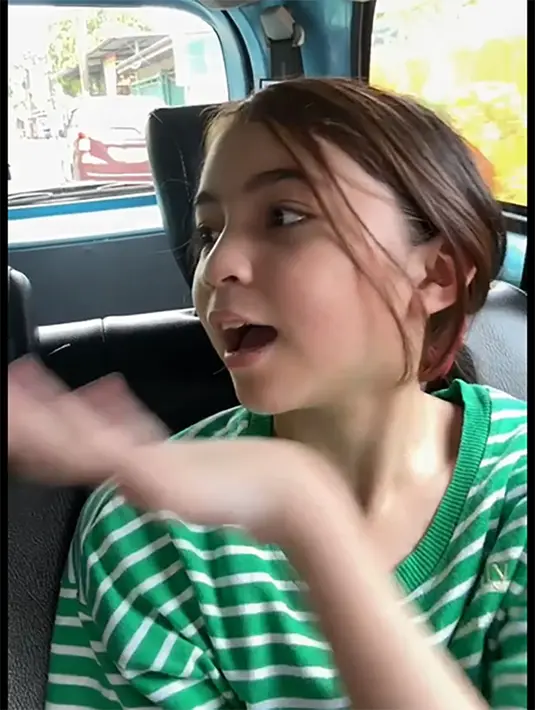 Ketika diminta pendapatnya gemuk atau tidak, Sienna juga melihat bentuk tubuh sang ibu juga biasa. "Engga sih, biasa aja, yang penting tuh ibu sehat. I dont care if you fat, i care with your healthy," jawab Sienna lagi. 
 [Instagram/marshanda99]