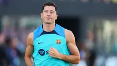 Barcelona secara resmi mengumumkan pemain terbarunya, Robert Lewandowski. Penyerang haus gol itu ditebus dari Bayern Munchen seharga 50 juta Euro. (Michael Reaves/Getty Images/AFP)