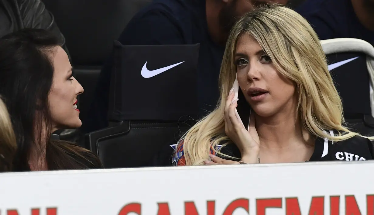 Namun, kepindahan bomber Argentina itu harus seizin sang istri yang juga merupakan agennya Wanda Nara. (AFP/Miguel Medina)