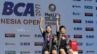 Pasangan China, Chen Qingchen/Jia Yifan menjadi juara setelah berhasil mengalahakan pasangan Korea, Chang Ye Na/Lee So Hee di final Indonesia Open 2017 di JCC, Sabtu, (17/6/2017). China Mennag 21-19 15-21 21-10. (Bola.com/M Iqbal Ichsan)