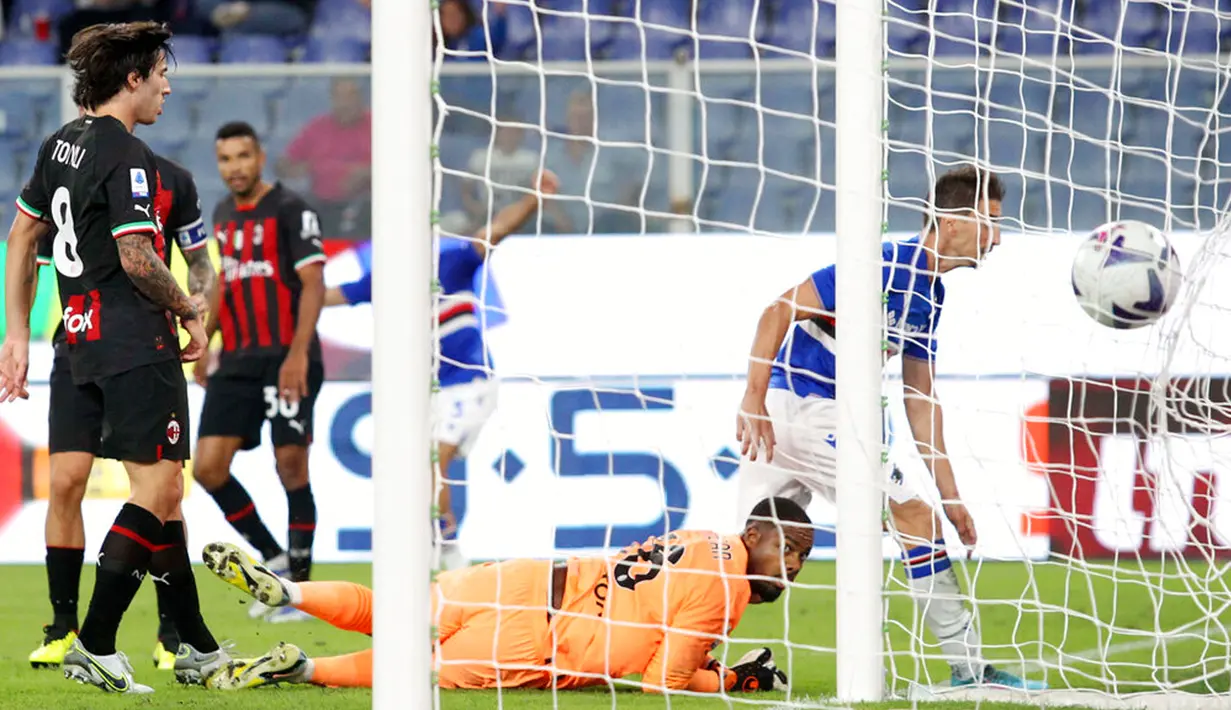 Pemain Sampdoria Filip Djuricic mencetak gol ke gawang AC Milan pada pertandingan sepak bola Serie A Liga Italia di Genova, Italia, 10 September 2022. AC Milan menang dengan skor 2-1 atas Sampdoria. (Tano Pecoraro/LaPresse via AP)