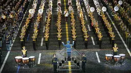 Band militer gabungan dari negara-negara peserta tampil selama Festival Musik Militer Internasional Menara Spasskaya di Lapangan Merah, Rusia, Kamis (26/8/2021). Namun, di tengah pandemi corona covid-19 festival ini diadakan tanpa penonton. (AP/Alexander Zemlianichenko)