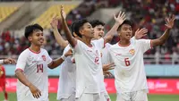 Pemain Timnas Indonesia U-16, Daniel Alfrido, melakukan selebrasi setelah mencetak gol ke gawang Vietnam pada laga perebutan tempat ketiga Piala AFF U-16 2024 di Stadion Manahan, Solo, Jawa Tengah, Rabu (7/3/2024). (Bola.com/Abdul Aziz)
