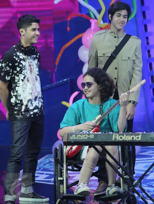 Personel band Ahmad bersaudara, Al, El dan Dul saat mengisi acara Mom & Kids Awards 2015 di Jakarta, Selasa (22/12). Dul datang ke lokasi acara menggunakan kursi roda usai menjalani operasi lepas pen. (Liputan6.com/Herman Zakharia)
