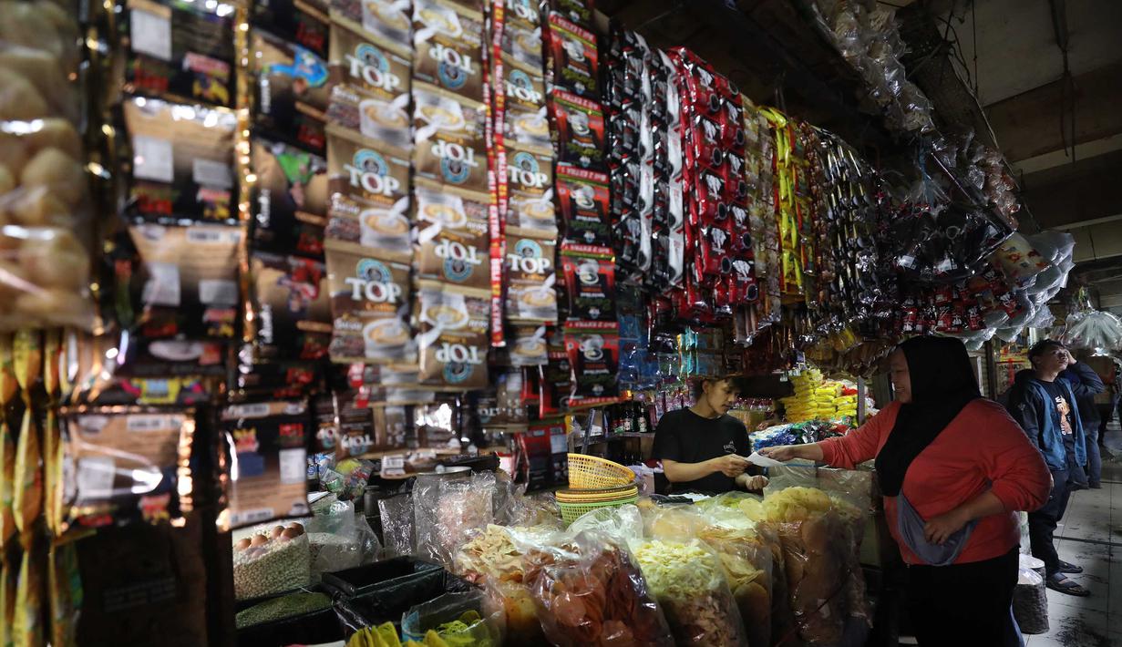 Secara tahunan, inflasi tercatat sebesar 3,48 persen, atau menurun dari posisi Februari sebesar 4,76 persen. Tampak dalam foto, aktivitas pedagang dan pembeli di pasar tradisional di Palmerah Jakarta, Jumat (3/4/2026). (merdeka.com/Arie Basuki)