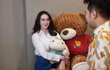 6 Potret Cantik Arumi Bachsin Dapat Kejutan Ulang Tahun ke-31 dari Emil Dardak, Dapat Kado Buket Bunga hingga Boneka Raksasa