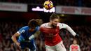 Striker Arsenal, Olivier Giroud (kanan), berduel dengan pemain AFC Bournemouth, Nathan Ake, dalam laga pekan ke-13 Premier League 2016-2017 di Stadion Emirates, Minggu (27/11/2016). (Action Images via Reuters/Tony O'Brien)