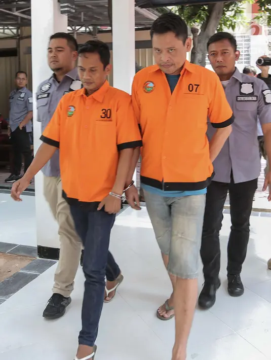 Dua tersangka E dan HM alias TB pemasok narkoba kepada komedian Tri Retno Prayudati alias Nunung dihadirkan saat rilis di Polda Metro Jaya, Jakarta, Kamis (25/7/2019). Tersangka E sebelumnya sempat buron setelah penangkapan Nunung, suaminya JJ, dan pengedar HM. (Liputan6.com/Faizal Fanani)