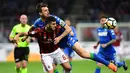 Pemain AC Milan, Patrick Cutrone berebut bola dengan kapten Sassuolo, Francesco Acerbi pada laga pekan ke-31 Serie A di San Siro, Minggu (8/4). Sassuolo menahan AC Milan dengan skor 1-1 dalam lanjutan laga Serie A. (AFP PHOTO/MIGUEL MEDINA)