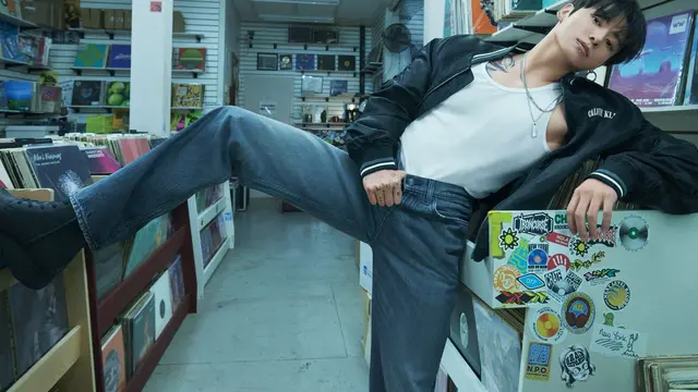 Gaya Maskulin Jung Kook BTS di Kampanye Spring 2026 Denim Calvin Klein, dari Shirtless hingga Singlet