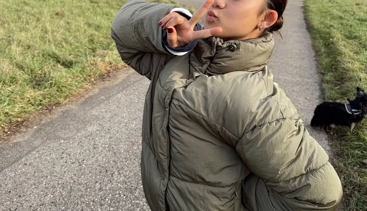 Kiyomi tampak menggemaskan dengan puffer jacket bernuansa hijau olive.  [Foto: Instagram/ Jennifer Bachdim]