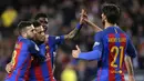 Para pemain Barcelona merayakan gol yang dicetak Neymar ke gawang Sporting pada laga Liga Spanyol di Stadion Camp Nou, Spanyol, Rabu (1/3/2017). Barcelona menang 6-1 atas Sporting. (AP/Manu Fernandez)