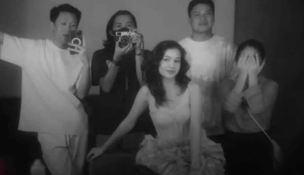 Bustier dress yang dikenakan memiliki detail jaring di bagian atas dan rok mini puffy khas era 80an [@sandrinna_11]