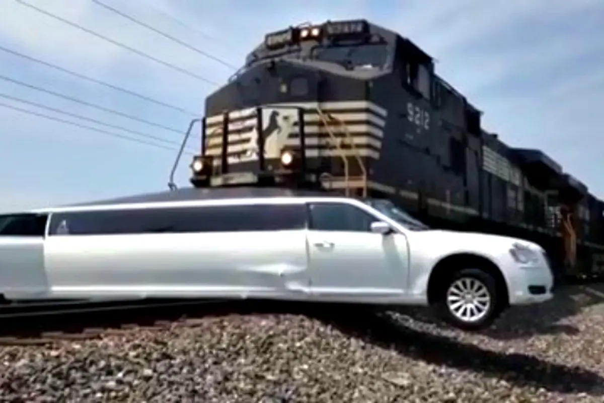 Rekaman Tabrakan Kereta Api dan Mobil Limousine