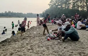 Kemarau Ubah Sungai Way Kanan Jadi 'Pantai' Dadakan