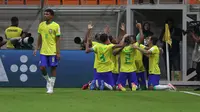 Selebrasi para pemain Timnas Brasil U-17 setelah Rayan mencetak gol pertama ke gawang Timnas Iran U-17 pada laga pertama Grup C Piala Dunia U-17 2023 di Jakarta International Stadium (JIS), Jakarta, Sabtu (11/11/2023). (Bola.com/Ikhwan Yanuar)