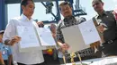 Gubernur DKI Jakarta dan Gubernur Sulawesi Selatan melakukan penandatanganan MoU di Pelabuhan Makassar, Minggu (11/5/14). (Liputan6.com/Herman Zakharia)