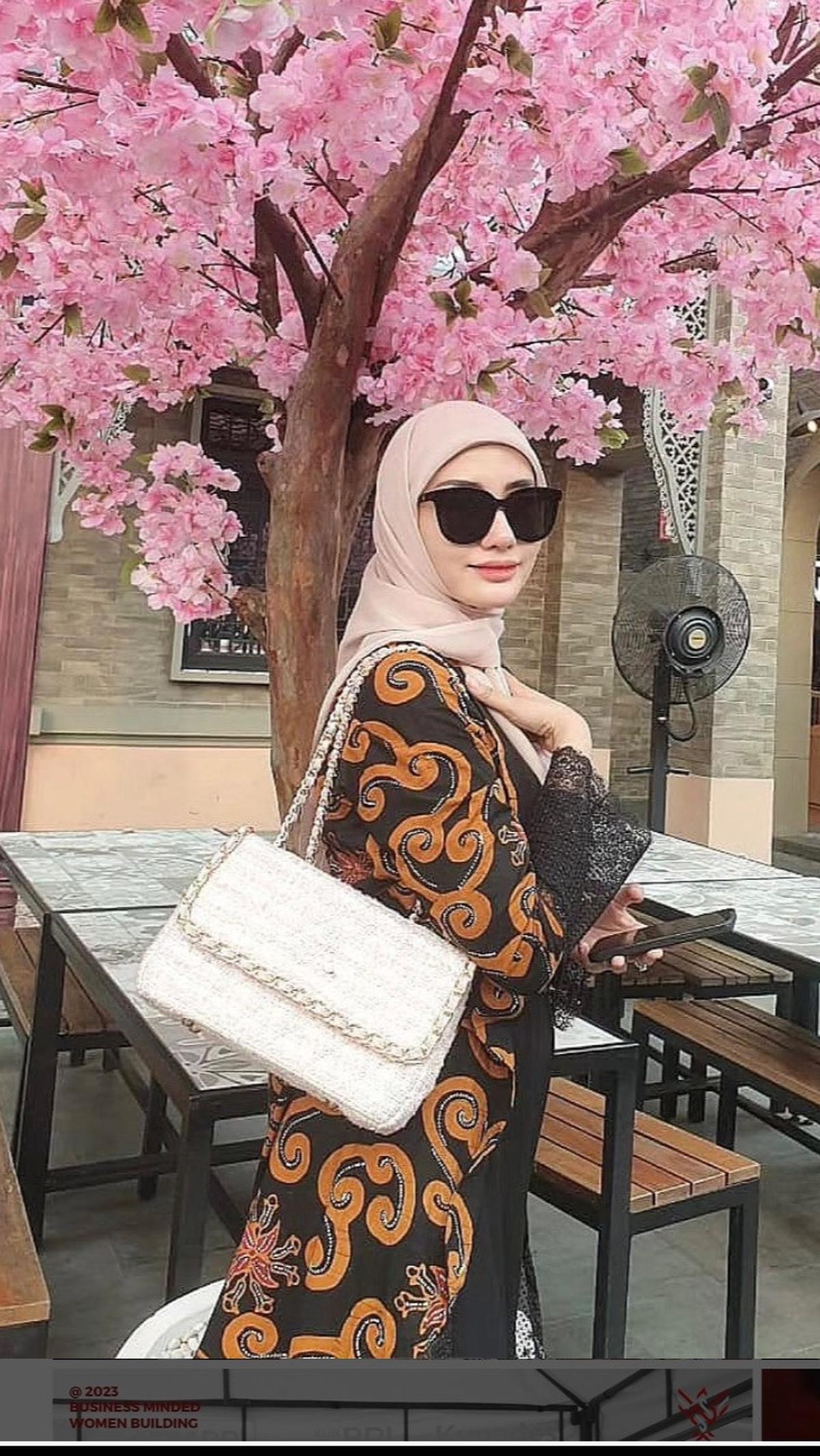Ibu tiga anak ini juga terjun ke dunia peran. Ia pernah bermain film dengan judul Buya Hamka. Ia berperan sebagai Fatimah, kakak Buya Hamka.&nbsp;