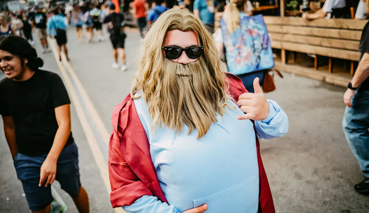 Cosplayer berpakaian seperti Thor menghadiri San Diego Comic Con International 2022 di San Diego, California (22/7/2022). Comic Con menjadi acara yang paling ditunggu pecinta komik maupun film. (AFP Photo/Matt Winkelmeyer)