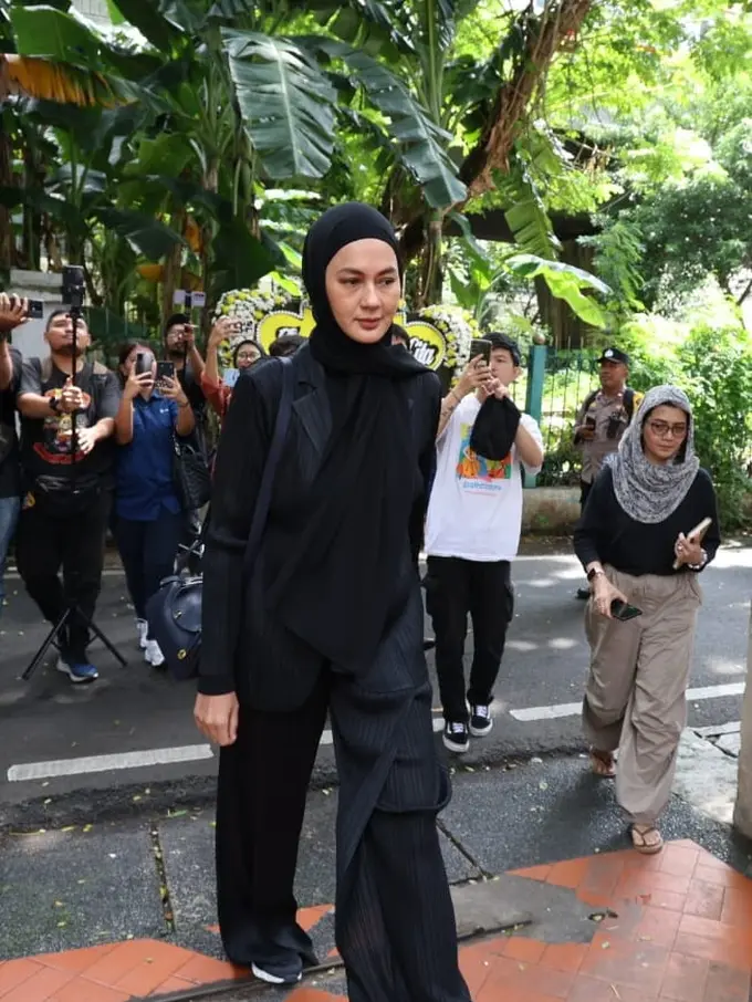 Paula Verhoeven Melayat ke Rumah Duka Mendiang Ayah Baim Wong. [Kapanlagi/Budy Santoso]