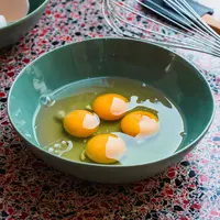 ilustrasi telur ayam/Photo by Louis Hansel @shotsoflouis on Unsplash