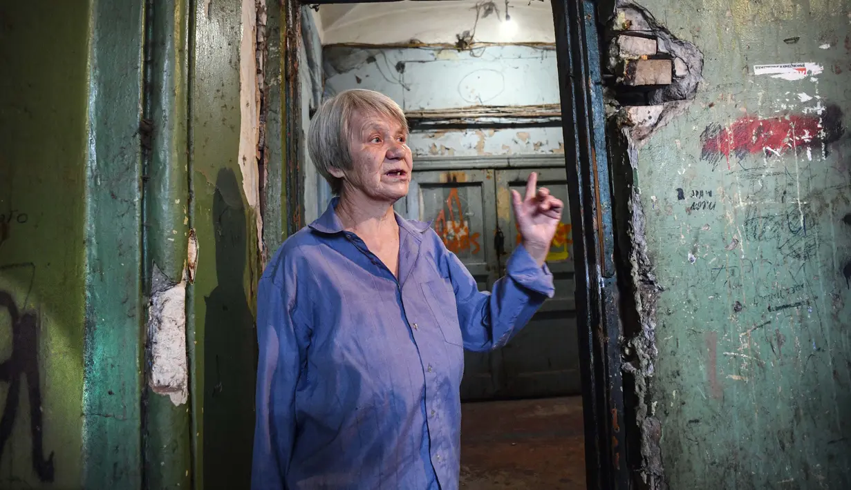 Zinaida Ibragimova (69) menunjukkan asrama para pekerja pabrik tekstil Proletarka di Kota Tver, Rusia, 8 Agustus 2020. Zaman keemasan Proletarka diakhiri dengan pecahnya Uni Soviet dan datangnya ekonomi pasar yang membuka perbatasan bagi tekstil murah dari Tiongkok. (Alexander NEMENOV/AFP)