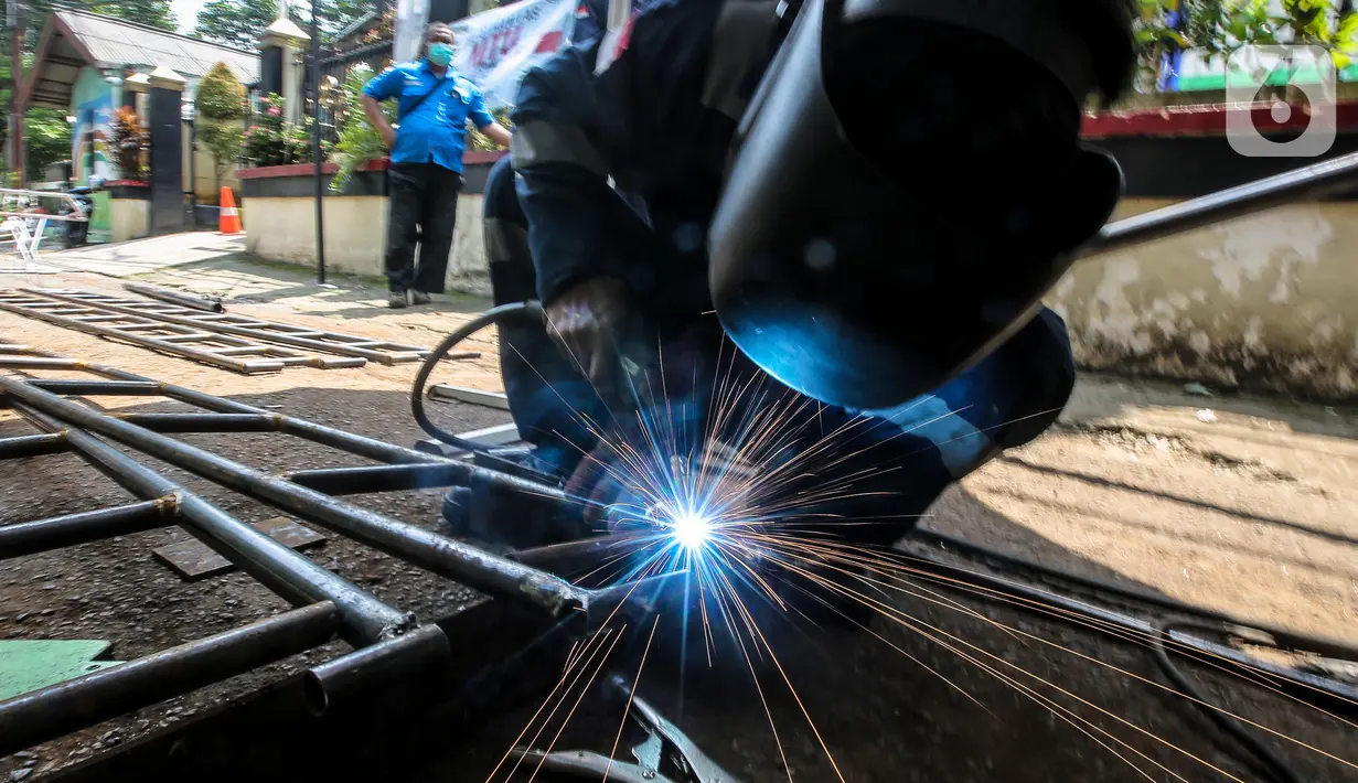 Peserta mengikuti pelatihan pengelasan dengan sistem jemput bola (mobile training unit/MTU) yang digelar Pusat Pelatihan Kerja Khusus Pengembangan Las (PPKKPL) di halaman Kantor Kelurahan Pancoran, Jakarta, Kamis (15/9/2022). Pemprov DKI Jakarta melalui PPKKPL menyelenggarakan pelatihan las jemput bola secara gratis yang diikuti oleh 10 peserta. (Liputan6.com/Faizal Fanani)