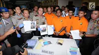 Kapolda Metro Jaya, Irjen Pol M Iriawan (ketiga kiri) menunjukkan foto tersangka kasus kekerasan terhadap Hermansyah saat rilis di Jakarta, Kamis (13/7). Polisi menangkap empat orang dan memburu satu tersangka lainnya. (Liputan6.com/Helmi Fithriansyah)